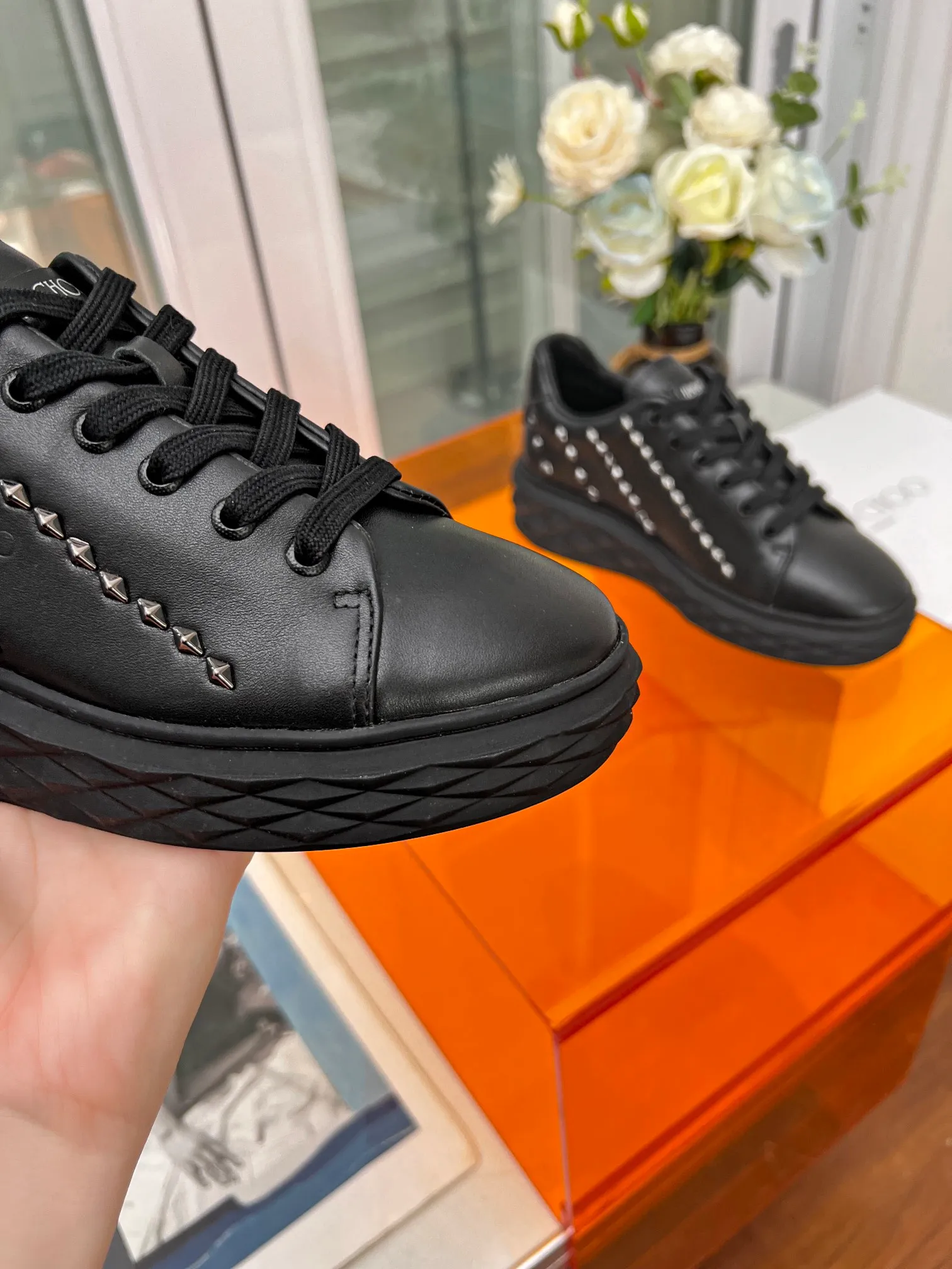 👟👟Ex-factory price 640👟👟 (rivet) Jimmy choo Jimmy Choo 2024 spring and summer Jc new Diamond A new series of sports shoes🔥The uppers are made of original imported cowhide with rivet embellishments🎵The soles are made of brand elements to prevent diamond multi-faceted cutting and have a full three-dimensional feel💥The gradually thinner and thicker soles are designed to make the shoes more comfortable on the feet without the slightest sense of oppression🌹A Diamond sneaker that is fashionable, comfortable, versatile and luxurious is worth owning🧚‍♀️ Fabric: Original imported top layer 🐂cowhide Inner lining: imported 🐑 sheepskin Foot: original injection molded 🐑 sheepskin Outsole: original glass glue combination bottom Size: 34-41 (custom-made size 34.41 is non-refundable)